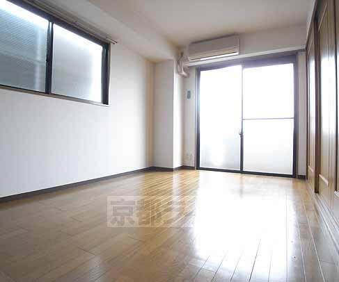 居室・リビング　角部屋は２面窓です