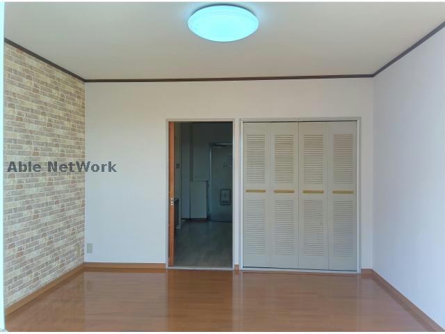 居室・リビング　レンガ調アクセントクロス使用(^^♪