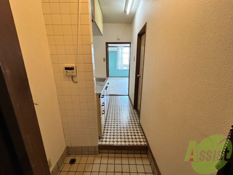 玄関　白を基調とした内装なので明るく感じることが出来ます。