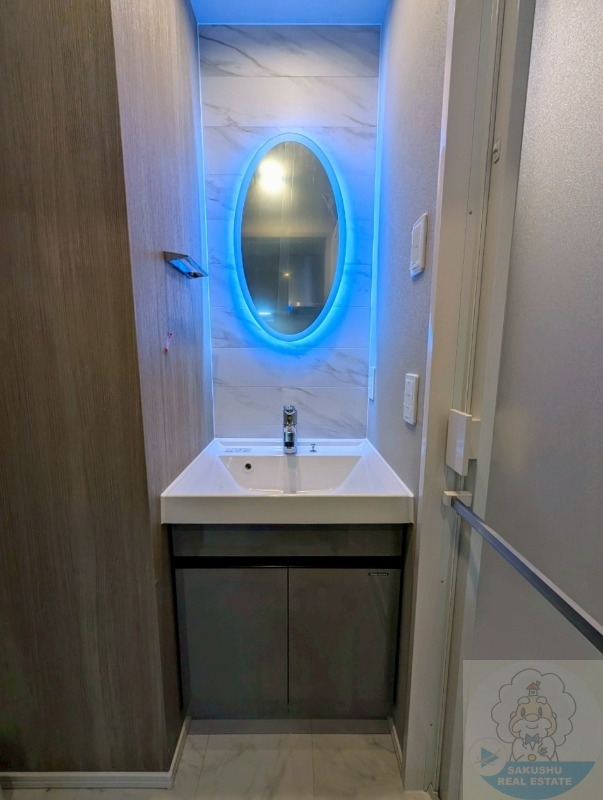 洗面設備　※写真は青く見えますが、実際は白い照明です。