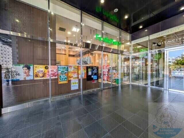 コンビニ　ファミリーマートアミュプラザおおいた店（コンビニ）まで300m