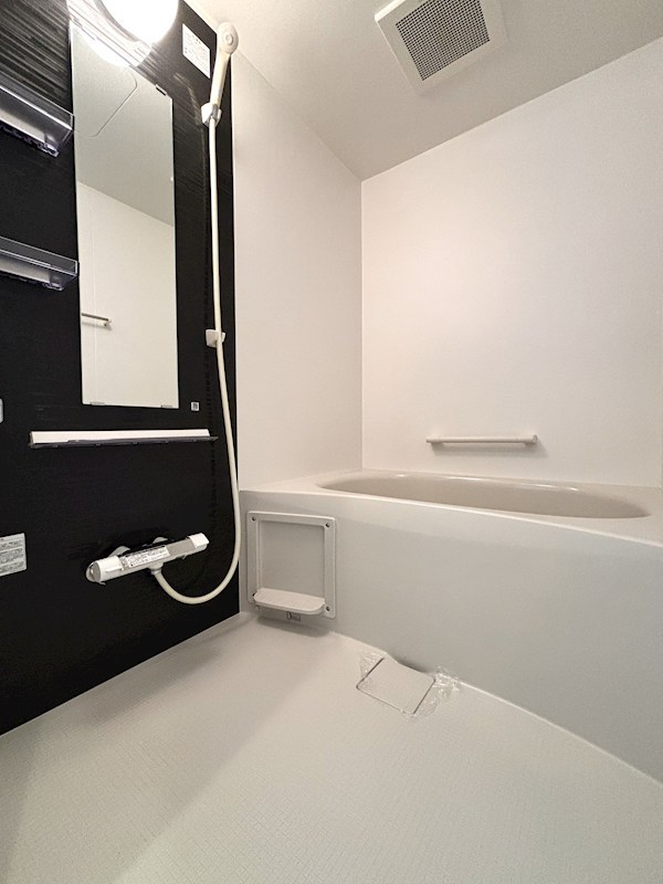 バス・シャワールーム　お風呂には追い炊き機能付きで、いつでも快適に入浴できます。