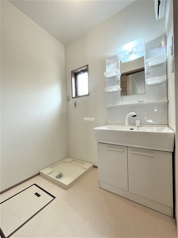 洗面設備　洗面所には忙しい時間に便利な独立洗面台と、洗濯機用防水パンが