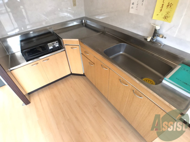 キッチン　キッチンはＬ字型で料理もしやすく広々使えていいですね。