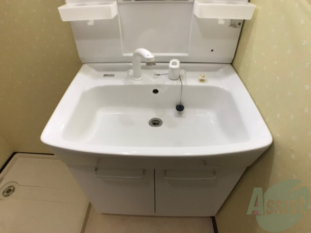 洗面設備　独立洗面台があるので、朝はこちらで身支度ができます。