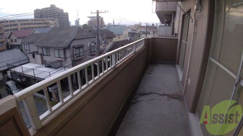 バルコニー　このバルコニースペースは洗濯物も問題なく干せそうですね。