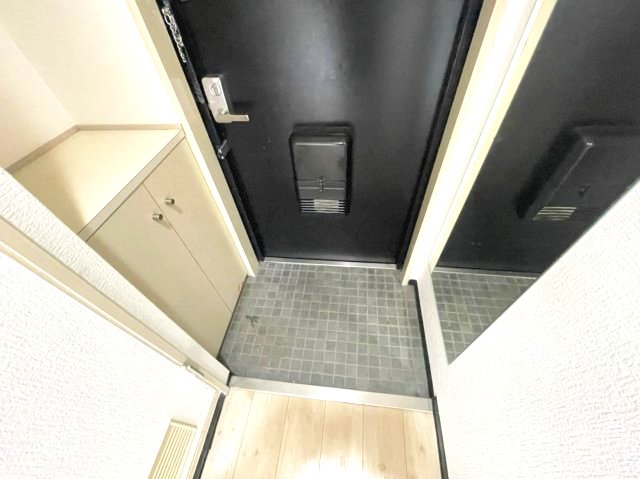 玄関　イメージとして同建物他部屋を表示しています