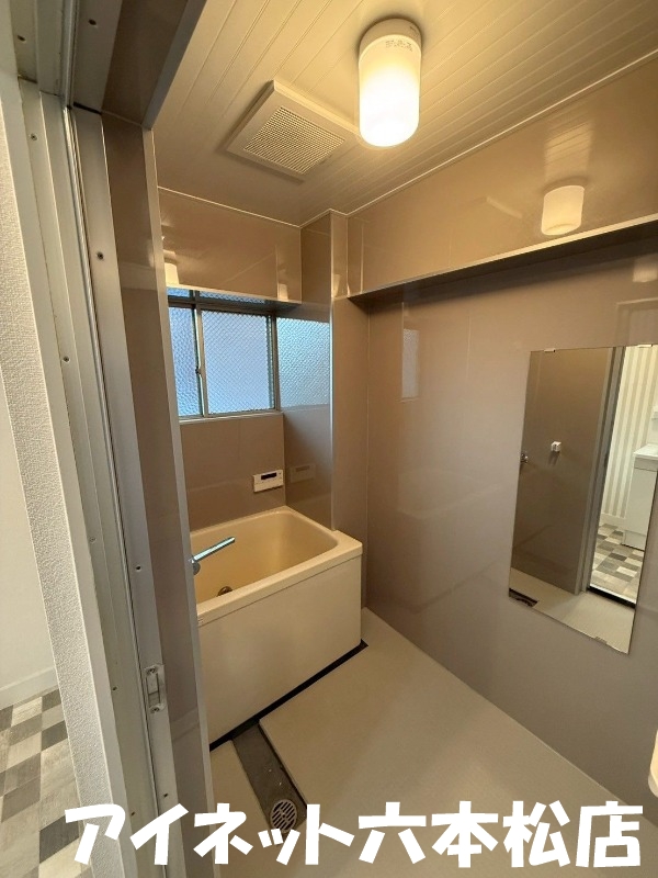 バス・シャワールーム　一日の疲れを癒してください。