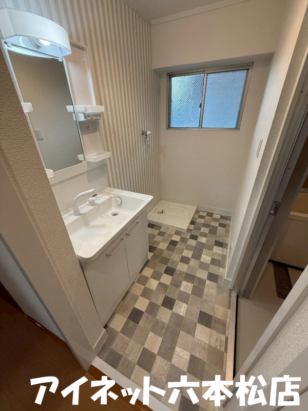 洗面設備　朝の支度はこちらでどうぞ。