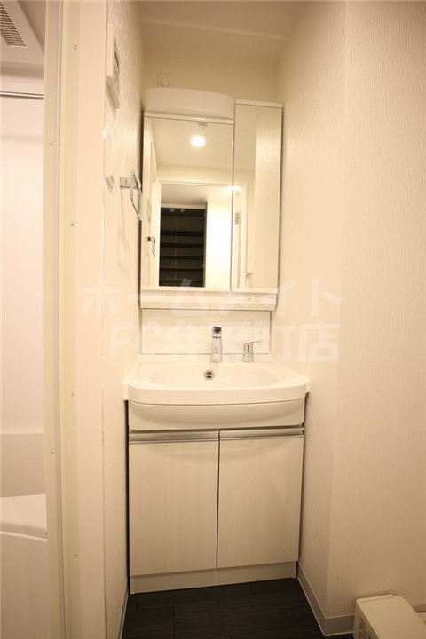 洗面設備　スペースが確保できる洗面所です