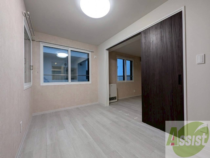 その他部屋・スペース　戸を閉めるとリビングと区切られた寝室にすることができますよ。