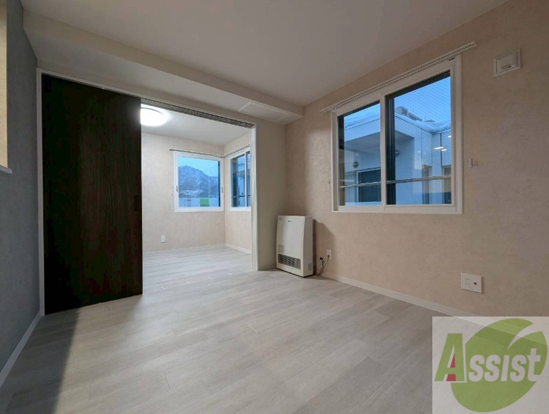 居室・リビング　木目のフローリングは落ち着きのある印象のお部屋になりますね。