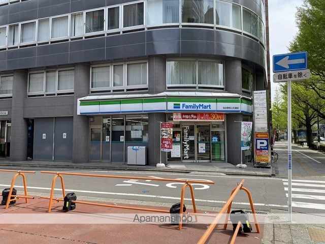 コンビニ　ファミリーマート（コンビニ）まで143m