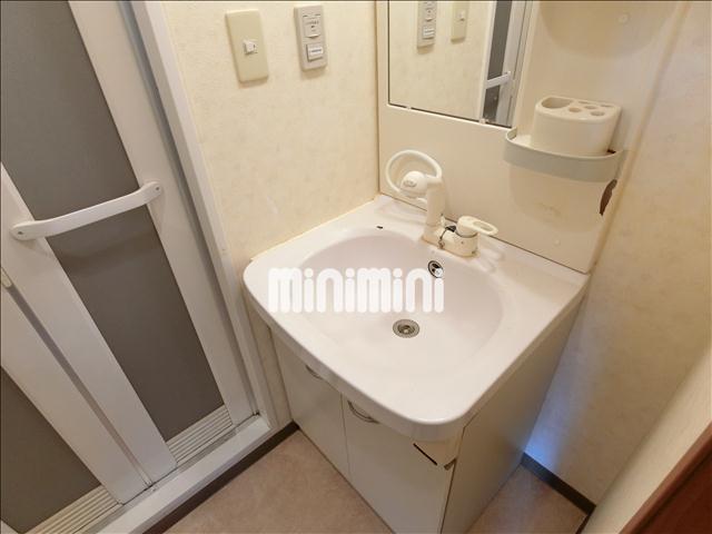 洗面設備　朝の支度もスムーズな独立洗面台。