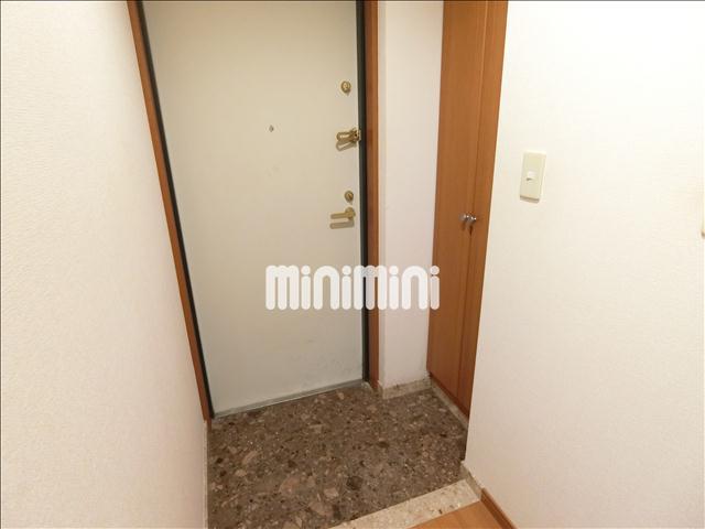 玄関　背の高い下駄箱で靴もたっぷり収納できます。