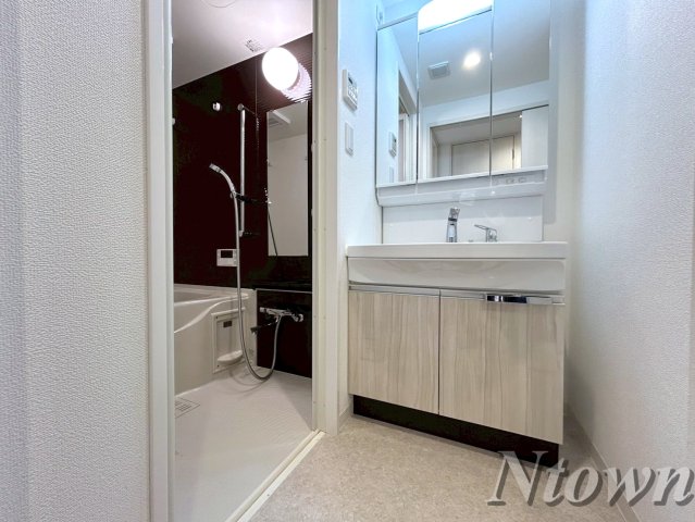 洗面設備　明るい洗面所です