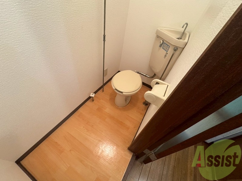 トイレ　こちらはトイレです。清潔感があり、安心して使用できます。