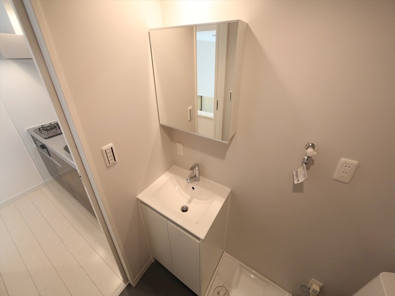 洗面設備　脱衣所　シャワー独立洗面台　洗濯機ご用意できます