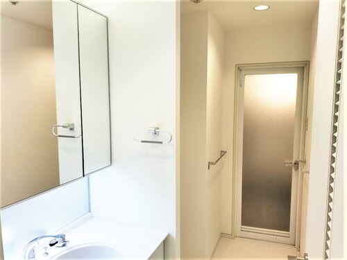 洗面設備　三面鏡付き洗面化粧台　※2025年7月撮影