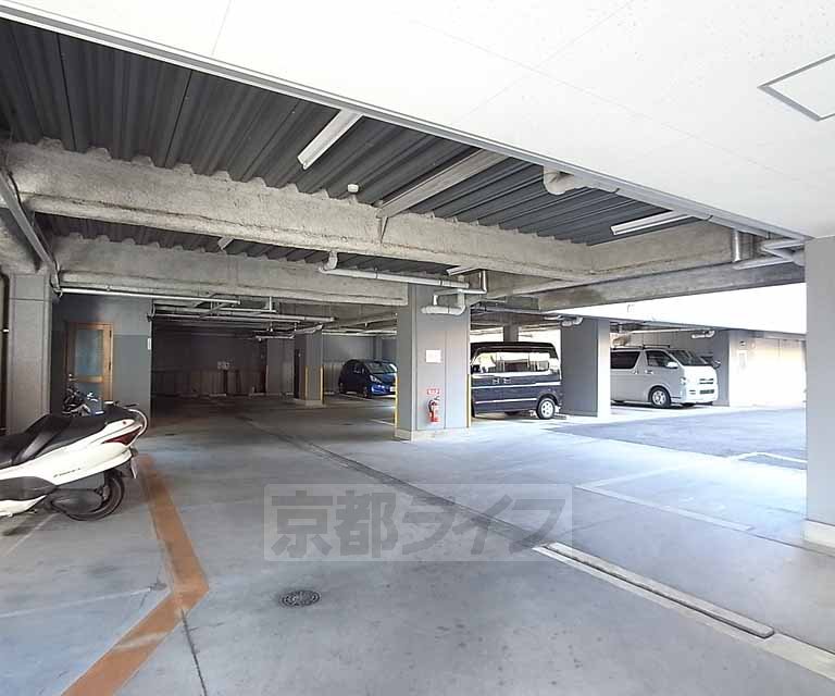 駐車場　建物下の駐車場です。