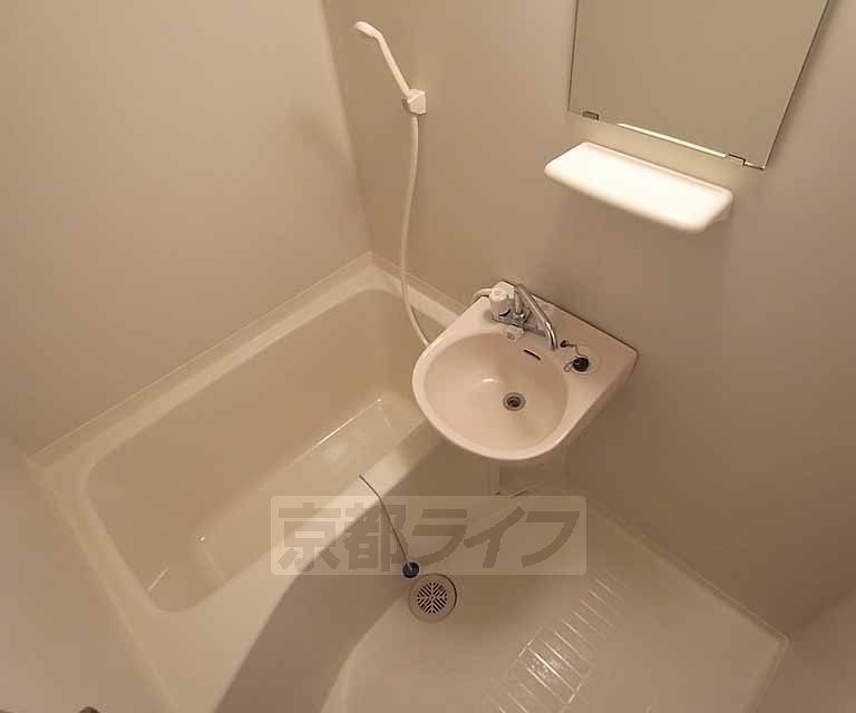 バス・シャワールーム　お風呂に洗面台が付いてます。