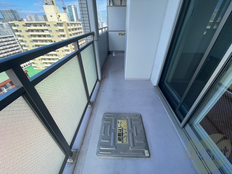 バルコニー　バルコニー。洗濯物がはかどりそうな広さがありますよ。