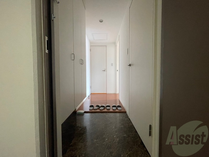 玄関　玄関の様子です。明るい印象ですね。気分もあがりそう。