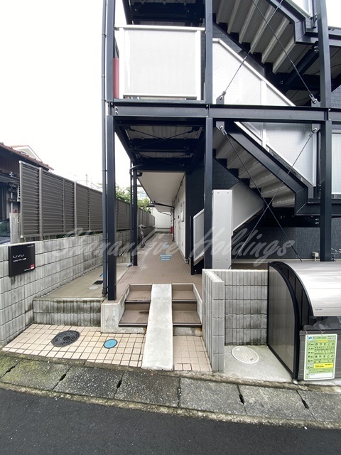 エントランス　清潔感のあるエントランスです♪