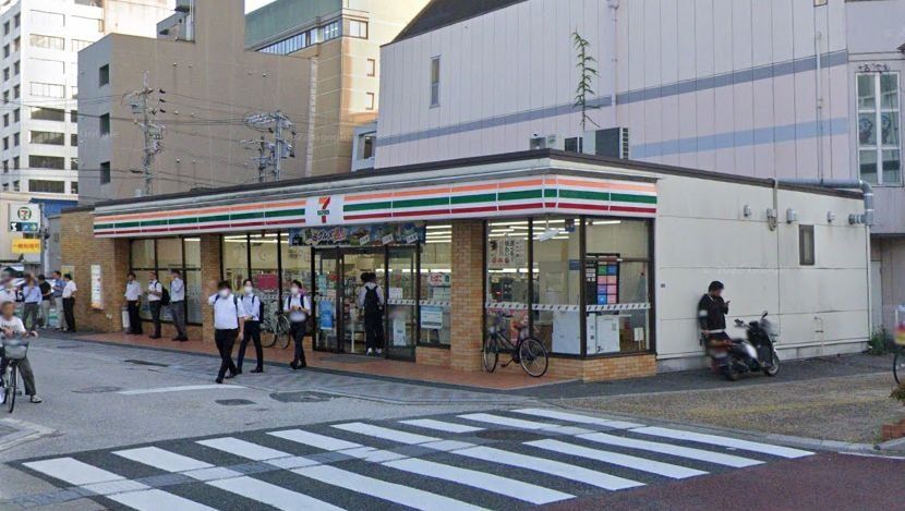 コンビニ　セブンイレブン四日市諏訪町店（コンビニ）まで210m