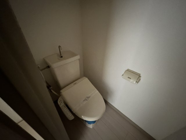 トイレ　同物件別号室の写真です。