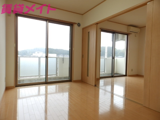 居室・リビング　同物件別室写真