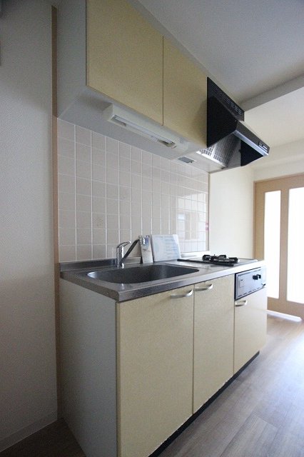 キッチン　同物件、別号室のものです。