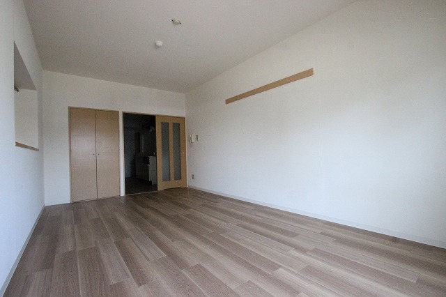 居室・リビング　同物件、別号室のものです。