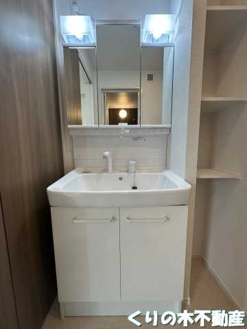 洗面設備　明るい洗面所です