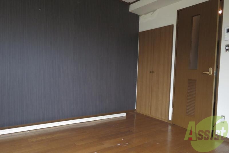 その他部屋・スペース　青い壁に深い茶色のフローリングがあっていますねー。