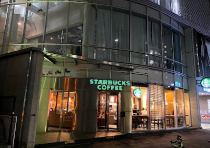 飲食店　スターバックスコーヒー 北参道店（飲食店）まで215m