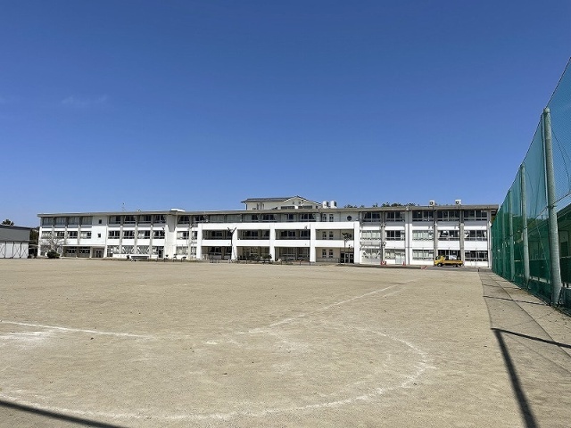 小学校　関市立富岡小学校（小学校）まで1548m