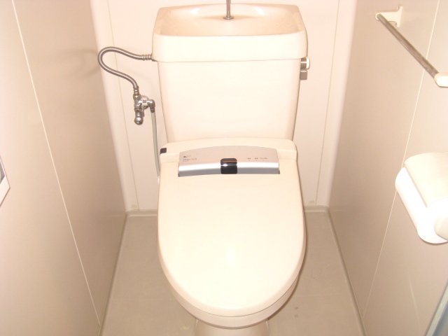 トイレ　同物件、別号室のものです。