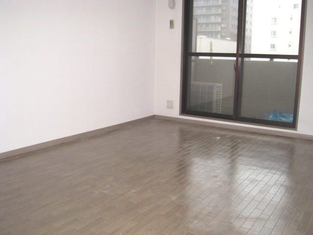 居室・リビング　同物件、別号室のものです。