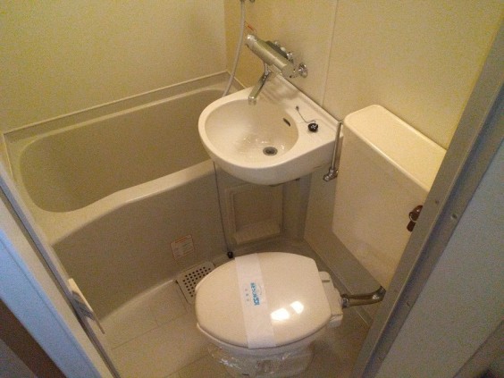 バス・シャワールーム　お掃除楽々３点ユニットバスです