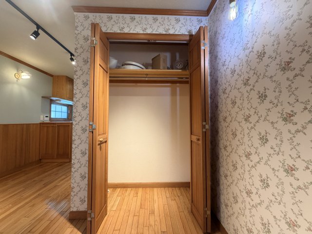 収納　丈の長い服もかけられるクローゼット付