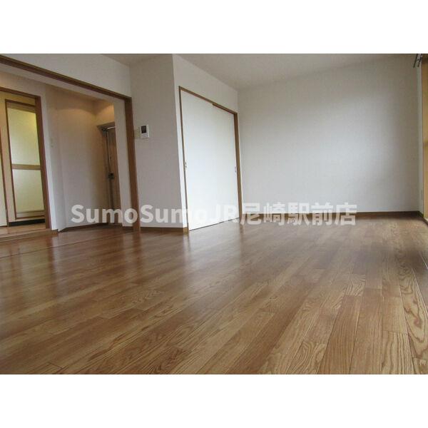 居室・リビング　こちらの居間で趣味の時間をお楽しみください