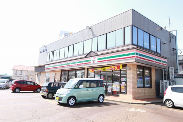 コンビニ　セブンイレブン下越横越店（コンビニ）まで1078m