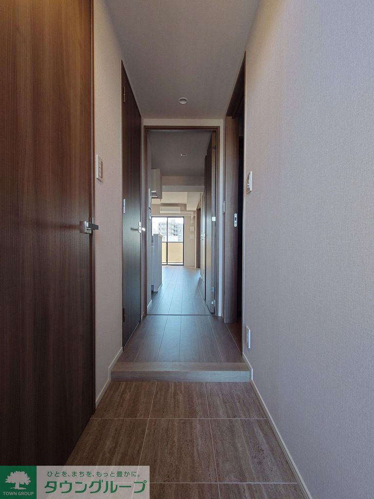 玄関　※同間取りのお部屋です。階数によって色合いが異なります。