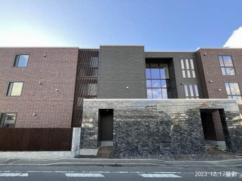 エントランス　３階建てシャーメゾン。エレベーター完備しています。