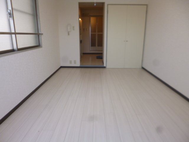 その他部屋・スペース　ホワイトフローリングでオシャレな室内です。