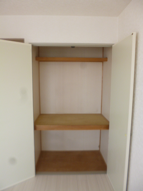 収納　クローゼットは２段に分かれており、たっぷり収納出来ます。
