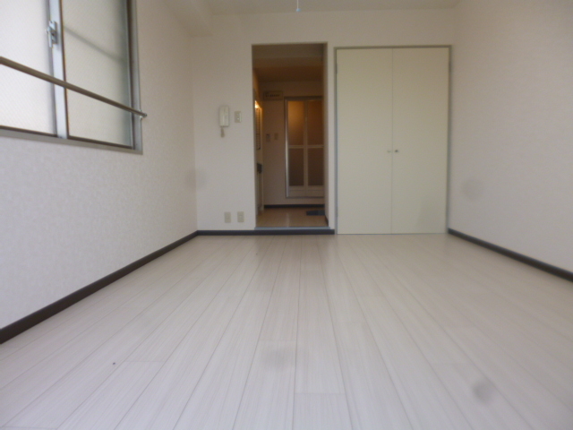 居室・リビング　２面採光で室内明るいです。