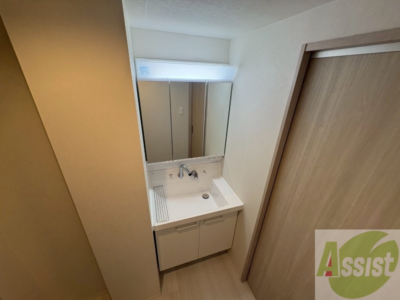 洗面設備　大きくて使いやすそうな独立洗面台になっています。