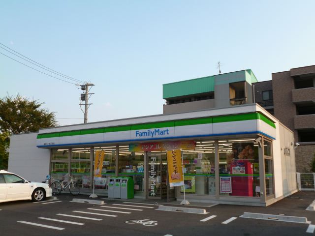 コンビニ　ファミリーマート（コンビニ）まで210m